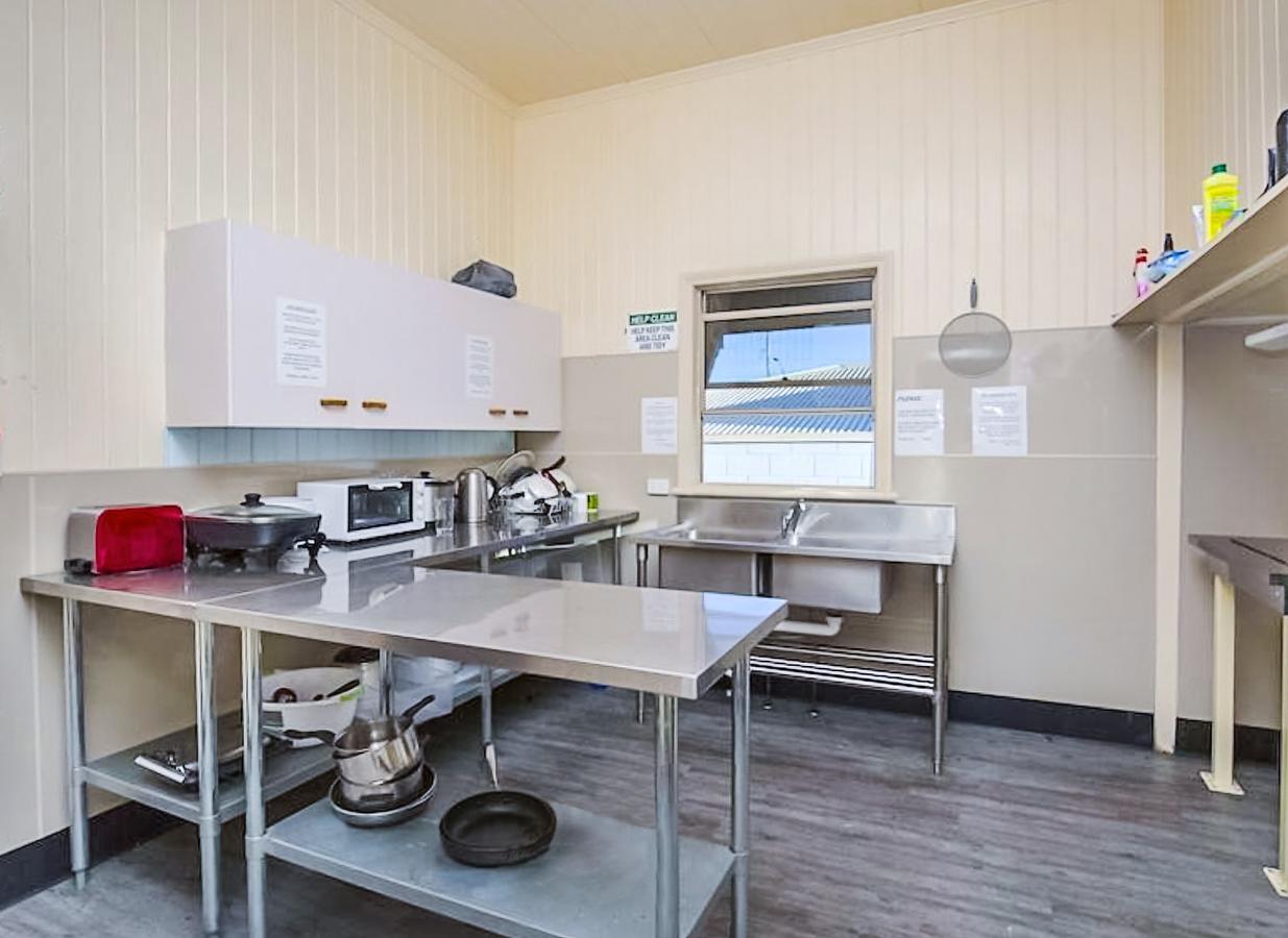 Bunk Inn Hostel Bundaberg Bagian luar foto